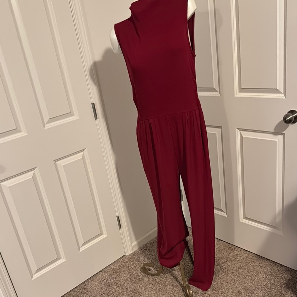 Chic Red Sleeveless Jumpsuit with Relaxed Fit